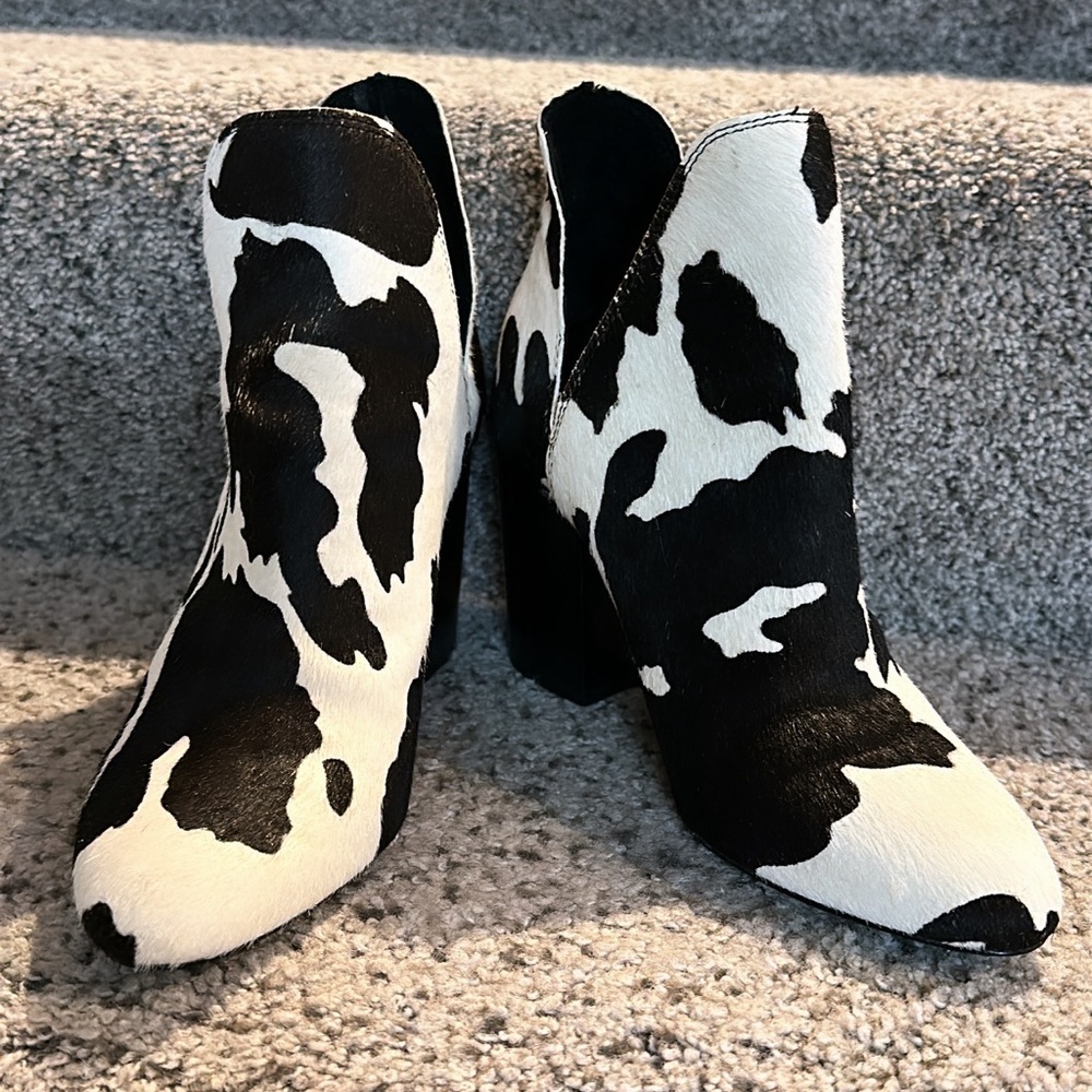 BLACK AND WHITE STEVE MADDEN BOOTIES